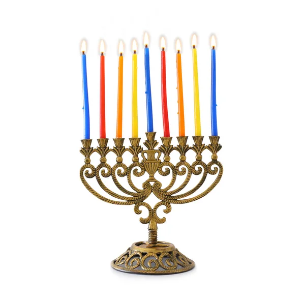 Imagen religiosa de fiesta judía Hanukkah con menorá de latón (candelabros tradicionales) y velas de colores aislados sobre fondo blanco —  Fotos de Stock