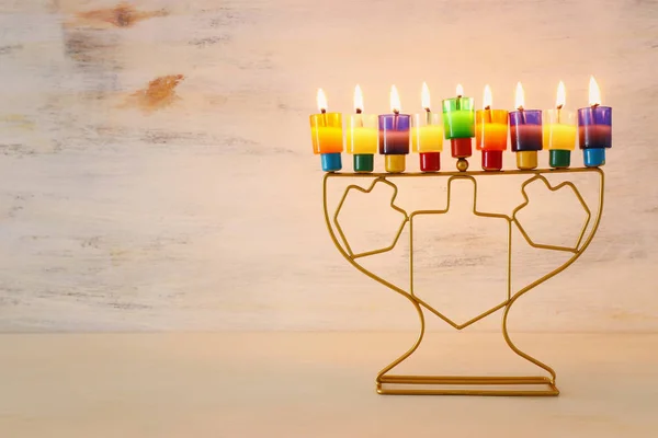 Imagen religiosa de las vacaciones judías fondo Hanukkah con menorah (candelabros tradicionales) y velas de aceite de colores —  Fotos de Stock