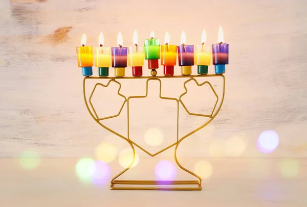 Imagen religiosa de las vacaciones judías fondo Hanukkah con menorah (candelabros tradicionales) y velas de aceite de colores —  Fotos de Stock
