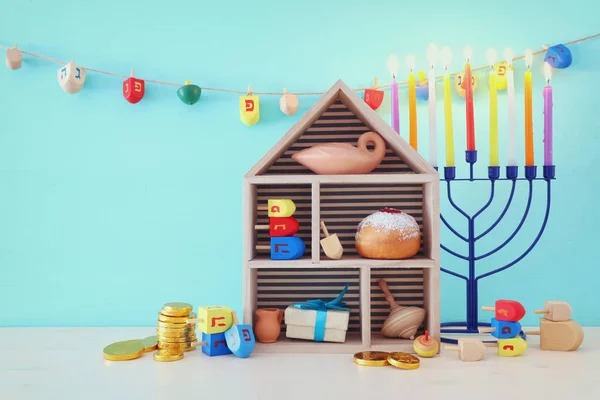 Imagen religiosa de vacaciones judías fondo Hanukkah con menorah (candelabros tradicionales), peonza y rosquilla —  Fotos de Stock