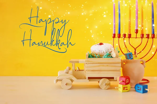 Imagen religiosa de vacaciones judías fondo Hanukkah con menorah (candelabros tradicionales), peonza y rosquilla —  Fotos de Stock