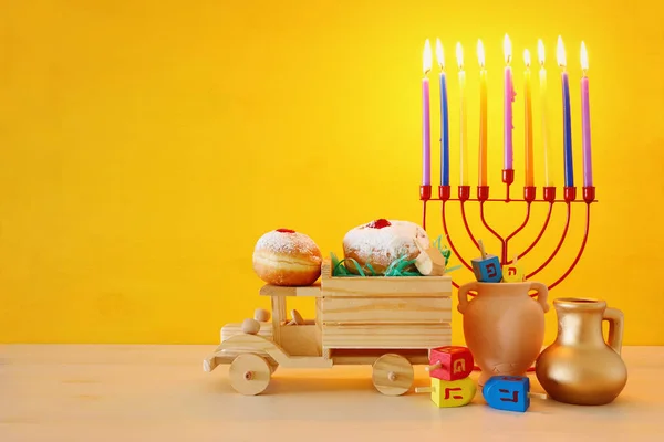 Религиозный образ еврейского праздника Ханука фон с менорой (традиционные канделябры), спиннинг топ и пончик — стоковое фото