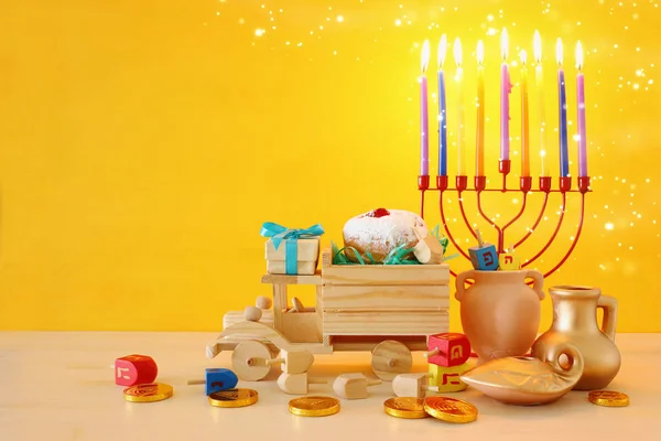 Religion bild av judisk semester Hanukkah bakgrund med menorah (traditionell kandelabra), snurrande topp och munk — Stockfoto