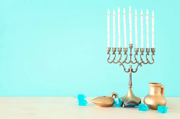 Religion bild av judisk semester Hanukkah bakgrund med menorah (traditionell kandelabra) och snurrande topp — Stockfoto