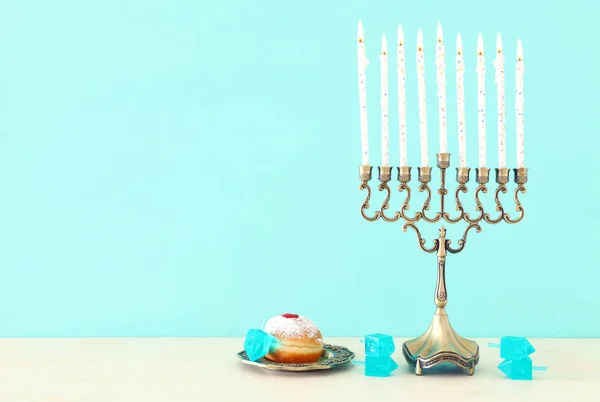 Náboženský obraz židovské dovolené Chanuka pozadí s menorah (tradiční svícen), spinning top a kobliha — Stock fotografie