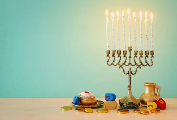 Imagen religiosa de vacaciones judías fondo Hanukkah con menorah (candelabros tradicionales), peonza y rosquilla —  Fotos de Stock