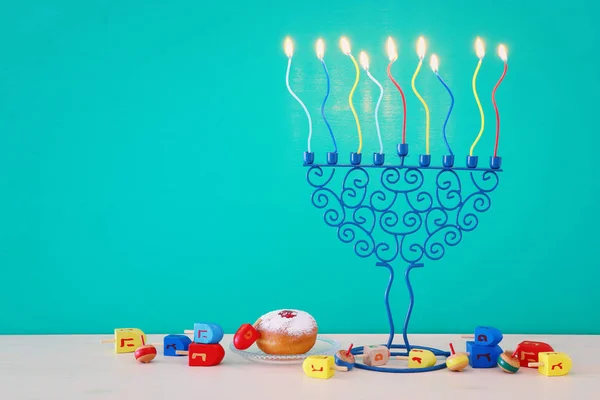 Imagen religiosa de vacaciones judías fondo Hanukkah con menorah (candelabros tradicionales), peonza y rosquilla —  Fotos de Stock