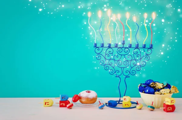 Imagen religiosa de vacaciones judías fondo Hanukkah con menorah (candelabros tradicionales), peonza y rosquilla —  Fotos de Stock