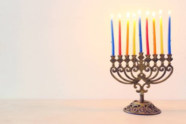 Yahudi bayramı Hanuka arkaplanının imgesi bronz menorah (geleneksel şamdan) ve yağ mumlarıyla