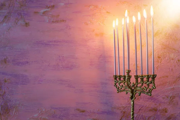 Religione immagine di festa ebraica Hanukkah sfondo con menorah (candelabro tradizionale) e candele — Foto Stock