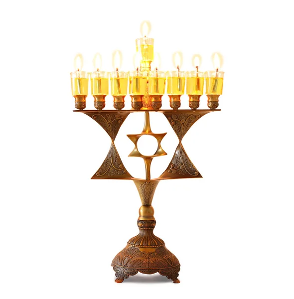 Θρησκευτική εικόνα των εβραϊκών διακοπών Hanukkah με χάλκινο μενόρα (παραδοσιακό κηροπήγιο) και πολύχρωμα κεριά πετρελαίου πάνω από απομονωμένο λευκό φόντο — Φωτογραφία Αρχείου