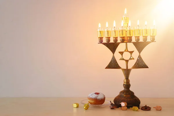 Imagen religiosa de la fiesta judía fondo de Hanukkah con menorah estrella de David de bronce (candelabros tradicionales) y velas de aceite — Foto de Stock