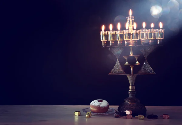 Religion bild av judisk semester Hanukkah bakgrund med brons david stjärna menorah (traditionell kandelabra) och oljeljus — Stockfoto