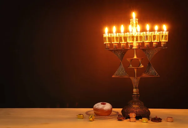 Religione immagine di festa ebraica Hanukkah sfondo con bronzo david stella menorah (candelabro tradizionale) e candele ad olio — Foto Stock