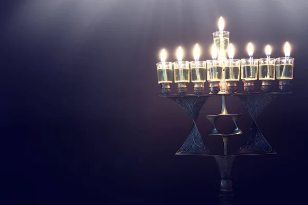 종교적 인 유대인 명절 하누카 배경에 청동 별인 메노라 ( 전통적 인 촛대 ) 와 기름 촛불 — 스톡 사진