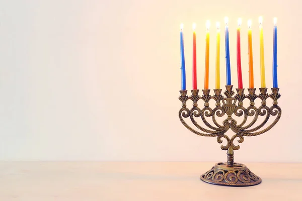 Imagen religiosa de la fiesta judía fondo de Hanukkah con menorá de bronce (candelabros tradicionales) y velas de aceite —  Fotos de Stock