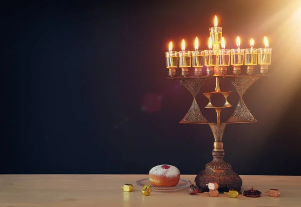 Religion bild av judisk semester Hanukkah bakgrund med brons david stjärna menorah (traditionell kandelabra) och oljeljus — Stockfoto