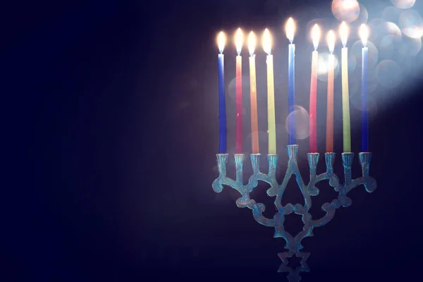 Religie beeld van joodse vakantie Chanoeka achtergrond met menorah (traditionele kandelaar) en kleurrijke kaarsen — Stockfoto