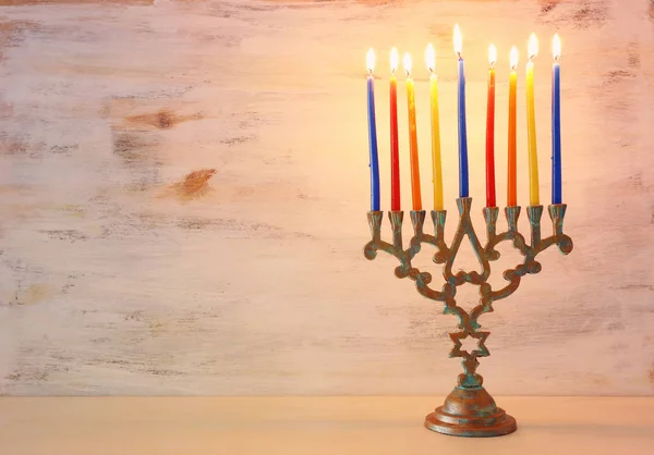 Imagen religiosa de las vacaciones judías fondo de Hanukkah con menorah (candelabros tradicionales) y velas de colores —  Fotos de Stock