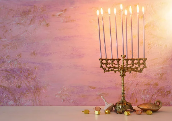 Religijny obraz żydowskiego święta Chanuka tło z menorah (tradycyjny świecznik), spinning top i pączek — Zdjęcie stockowe