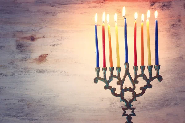 Vallási kép zsidó ünnep Hanuka háttér menorah (hagyományos candelabra) és színes gyertyák — Stock Fotó