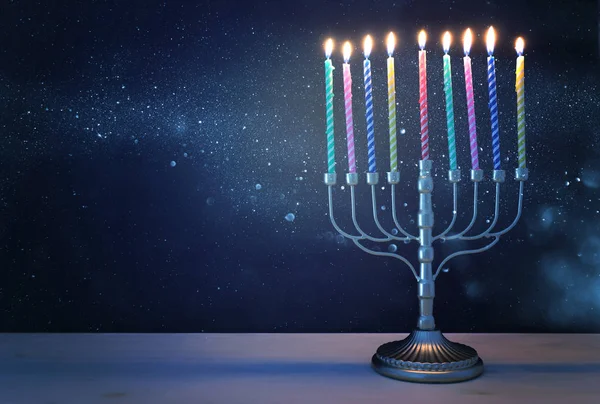 ユダヤ教の休日のイメージmenorah(伝統的な燭台)とキャンドルとハヌカの背景 — ストック写真