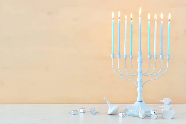 전통적 인 촛대가 있는 하누카를 배경으로 한 유대교 연휴의 종교 이미지와 꼭대기에서 돌고 있는 모습 — 스톡 사진