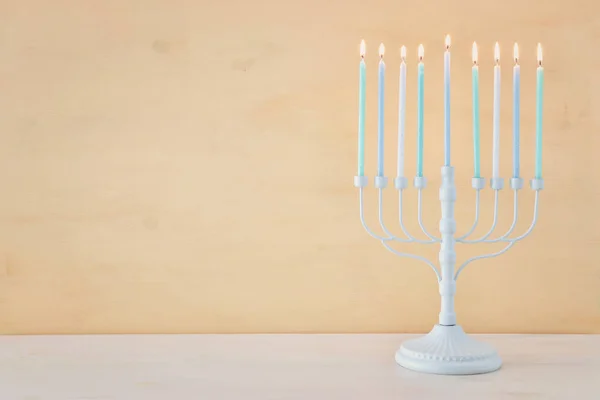 Religion bild av judisk semester Hanukkah bakgrund med menorah (traditionell kandelabra) och ljus — Stockfoto