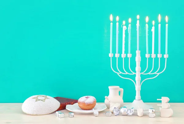 Religião imagem de feriado judaico Hanukkah fundo com menorah (candelabro tradicional), spinning top e donut — Fotografia de Stock