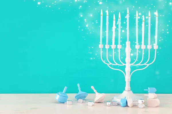 Imagen religiosa de vacaciones judías Hanukkah fondo con menorah (candelabros tradicionales) y la tapa giratoria —  Fotos de Stock