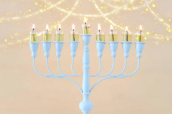 Religijny obraz żydowskiego święta Chanuka tło z menorą (tradycyjny kandelabra) i świecami — Zdjęcie stockowe