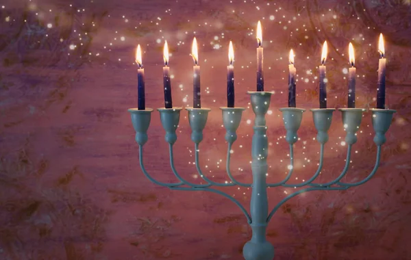 보석같은 휴일 하누카를 배경으로 한 종교 형상과 므노라 ( 전통적 인 촛대 ) 와 촛불 — 스톡 사진