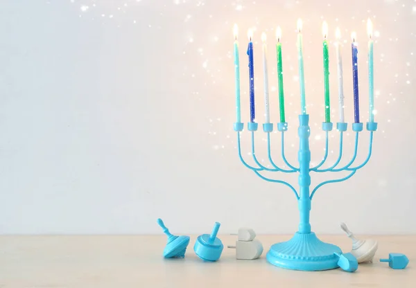 Religionsbild des jüdischen Feiertags Chanukka Hintergrund mit Menora (traditioneller Leuchter) und Kreisel — Stockfoto
