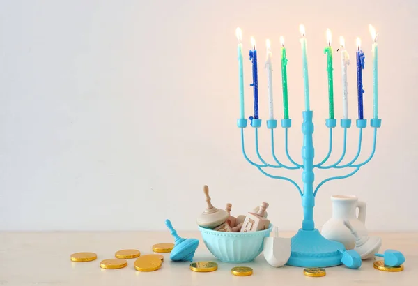 Vallási kép zsidó ünnep Hanuka háttér menorah (hagyományos candelabra) és forgó tetején — Stock Fotó