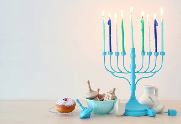 Religijny obraz żydowskiego święta Chanuka tło z menorah (tradycyjny świecznik), spinning top i pączek — Zdjęcie stockowe