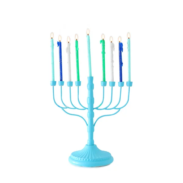Религиозный образ еврейского праздника Ханука с голубой менорой (традиционные канделябры) и красочные свечи изолированы на белом фоне — стоковое фото