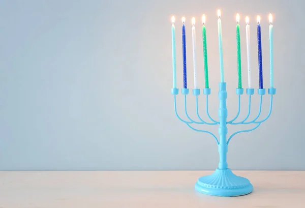 Religie beeld van joodse vakantie Chanoeka achtergrond met menorah (traditionele kandelaar) en kaarsen — Stockfoto