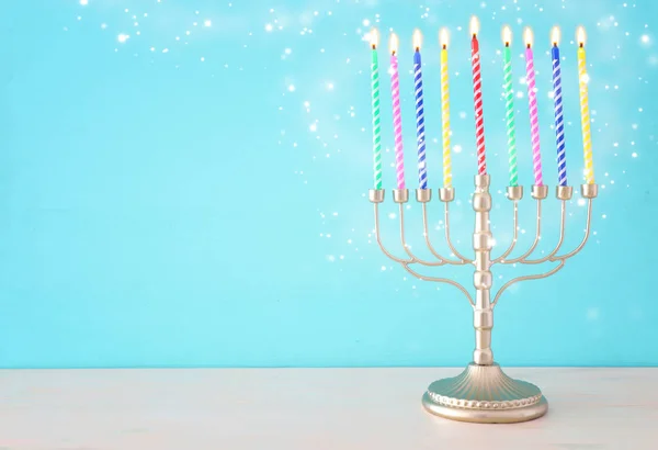 Imagen religiosa de las vacaciones judías fondo de Hanukkah con menorah (candelabros tradicionales) y velas —  Fotos de Stock