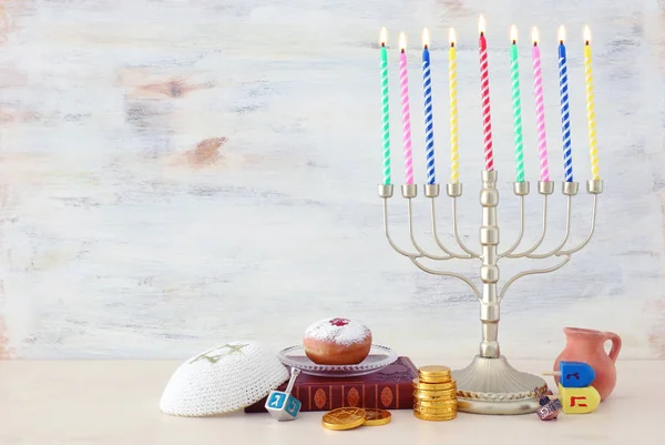 Religie beeld van joodse vakantie Chanoeka achtergrond met menorah (traditionele kandelaar), spinnen top en donut — Stockfoto