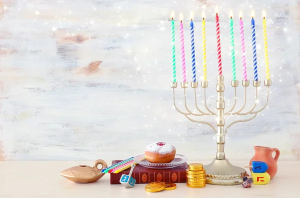 Religie beeld van joodse vakantie Chanoeka achtergrond met menorah (traditionele kandelaar), spinnen top en donut — Stockfoto