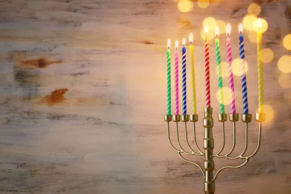 Religion bild av judisk semester Hanukkah bakgrund med menorah (traditionell kandelabra) och ljus — Stockfoto