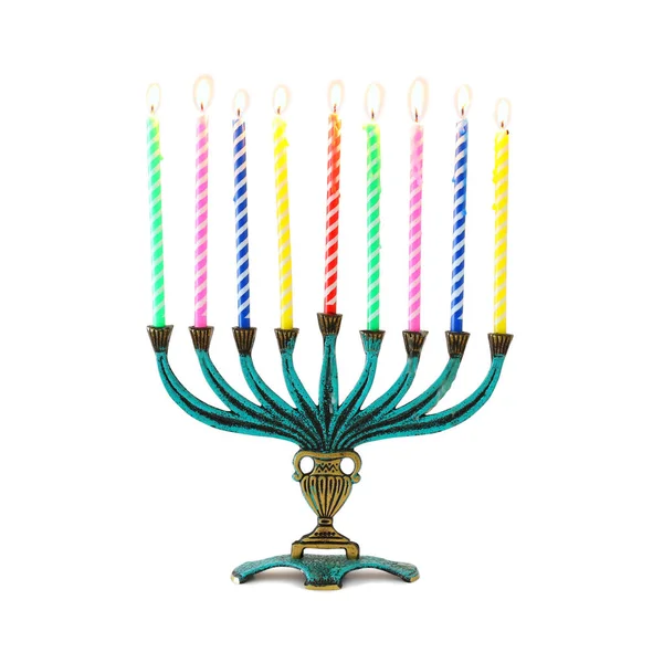 하얀 배경으로 고립된 촛불 과 황동 므누카 ( 전통적 인 촛대 ) 가 있는 유대교 휴일 하누카의 종교 이미지 — 스톡 사진