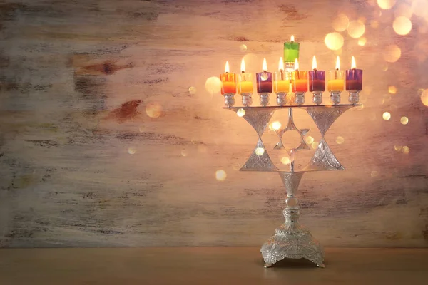 Imagen religiosa de las vacaciones judías fondo Hanukkah con la estrella David Menorah (candelabros tradicionales) y velas de aceite de colores —  Fotos de Stock