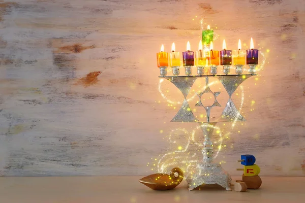 Θρησκευτική εικόνα της εβραϊκής διακοπές Hanukkah φόντο με david αστέρι menorah (παραδοσιακό κηροπήγιο) και πολύχρωμα κεριά πετρελαίου — Φωτογραφία Αρχείου