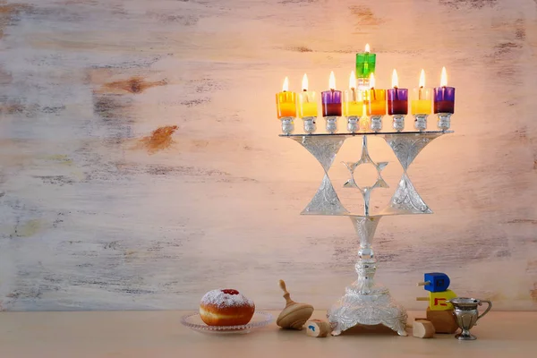 Religionsbild des jüdischen Feiertags Chanukka Hintergrund mit David Star Menorah (traditioneller Leuchter) und bunten Ölkerzen — Stockfoto