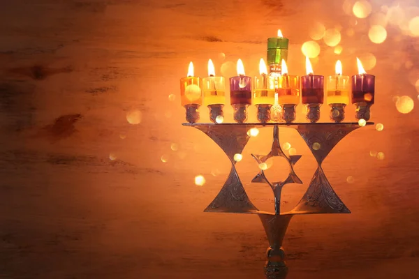 Θρησκευτική εικόνα της εβραϊκής διακοπές Hanukkah φόντο με david αστέρι menorah (παραδοσιακό κηροπήγιο) και πολύχρωμα κεριά πετρελαίου — Φωτογραφία Αρχείου