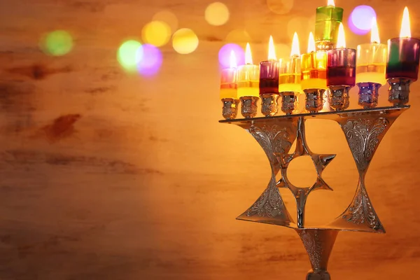Religion bild av judisk semester Hanukkah bakgrund med David star menorah (traditionell kandelabra) och färgglada oljeljus — Stockfoto