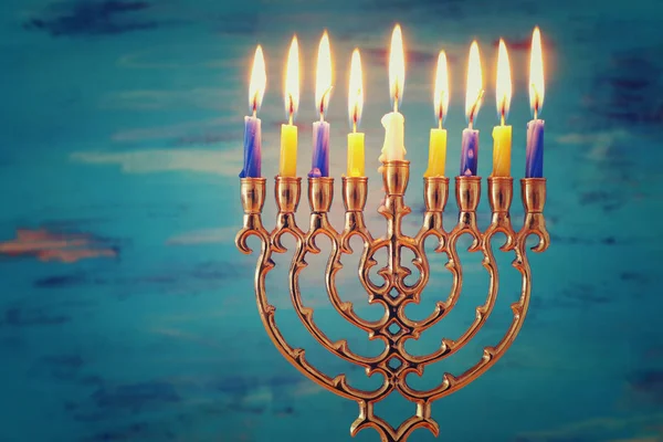 Imagen religiosa de las vacaciones judías fondo de Hanukkah con menorah (candelabros tradicionales) y velas —  Fotos de Stock