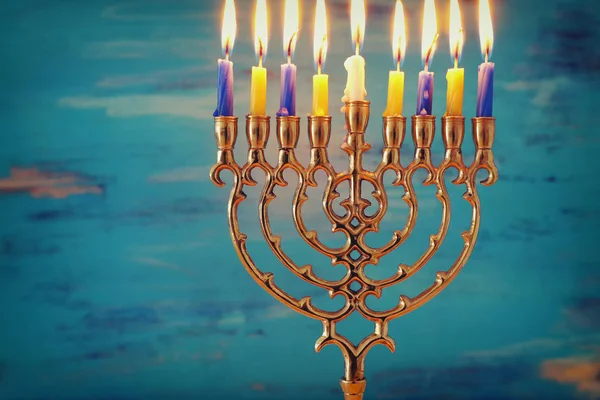 Religion bild av judisk semester Hanukkah bakgrund med menorah (traditionell kandelabra) och ljus — Stockfoto