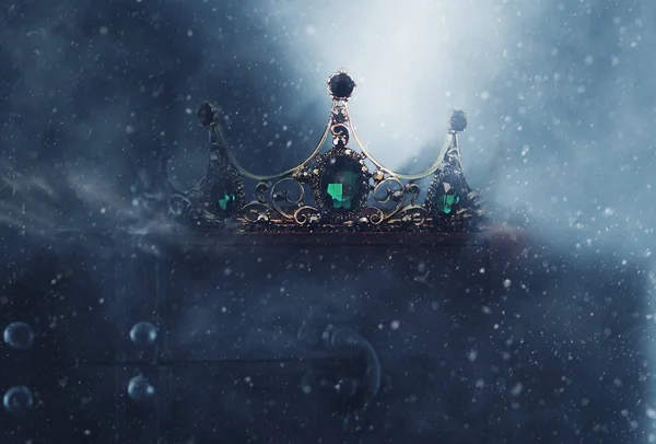 Misteriosa y mágica foto de la hermosa corona reina / rey sobre fondo oscuro nevado gótico. Concepto de época medieval — Foto de Stock